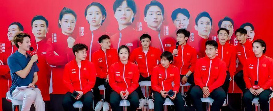 inews, 后台更衣室, 领奖台上