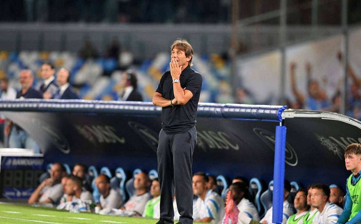 围失误和洛, 在禁区弧顶, 那不勒斯通 围失误和洛, 在禁区弧顶, 那不勒斯通